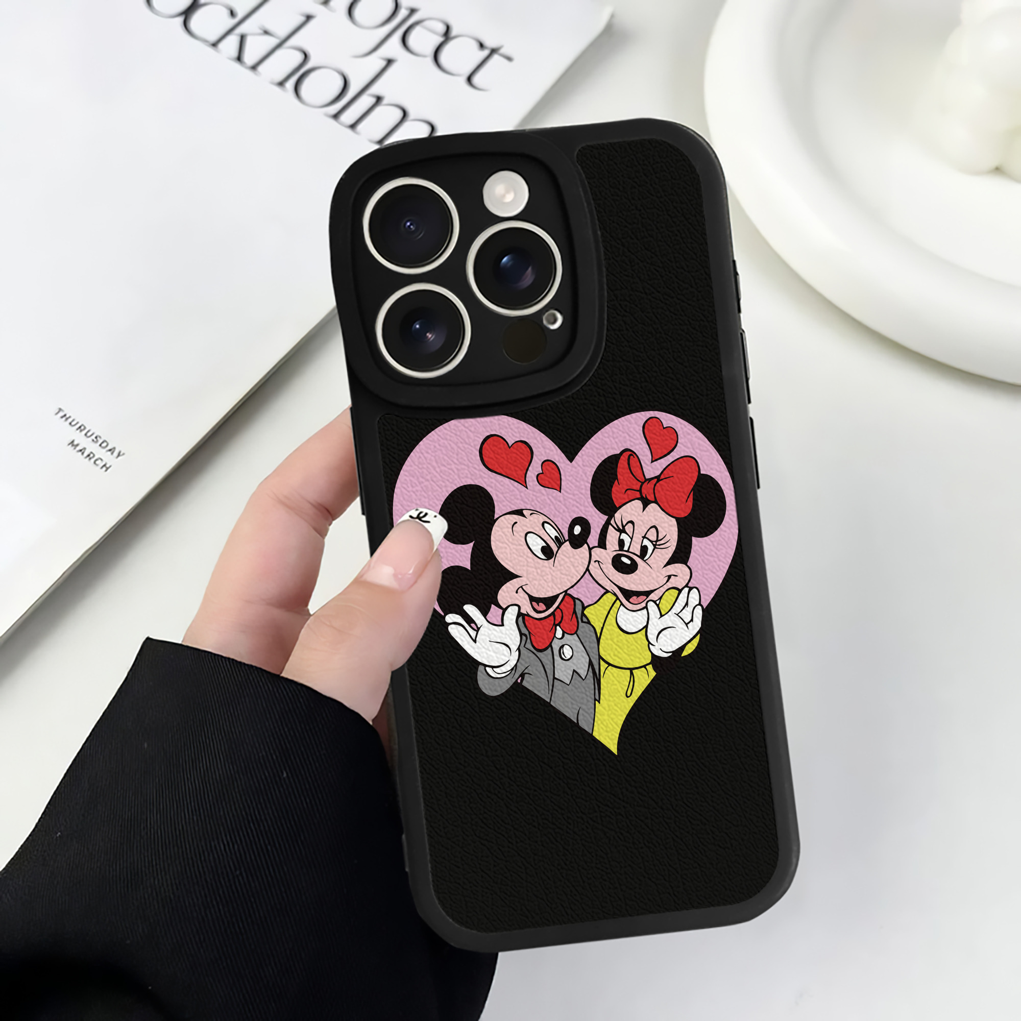 （画像用） ミッキーマウス Mickey Mouse 【iPhone 16シリーズ対応】シリコンスマホケース（レザー調） 材質：シリコン